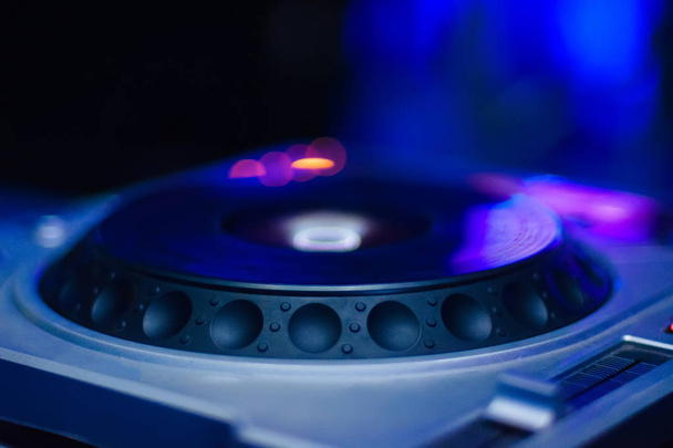 Installation DJ pour jouer de la musique contemporaine, fond coloré flou
 - Photo, image