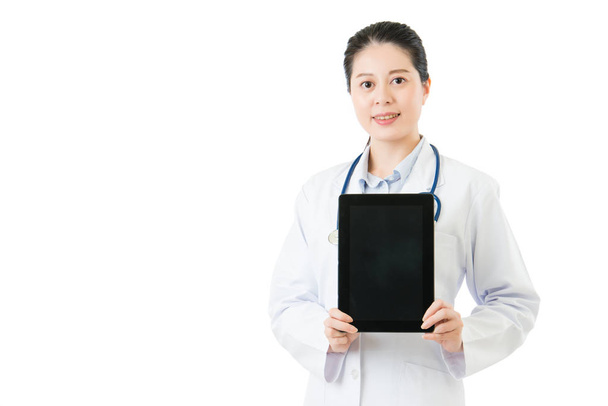 beleza asiático médico mostrando branco digital tablet pad
 - Foto, Imagem