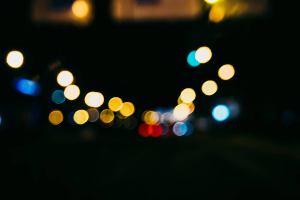 размытые городские огни и фонари в форме боке через стекло автомобиля на дороге
 - Фото, изображение