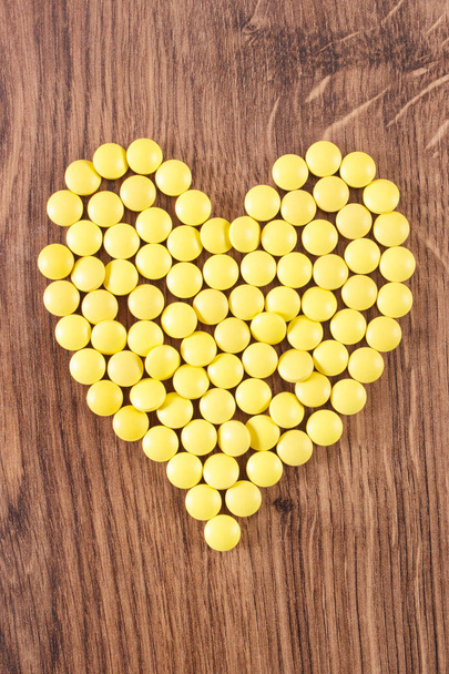 Heart shaped medical pills and capsules, health care concept - Foto, Imagen