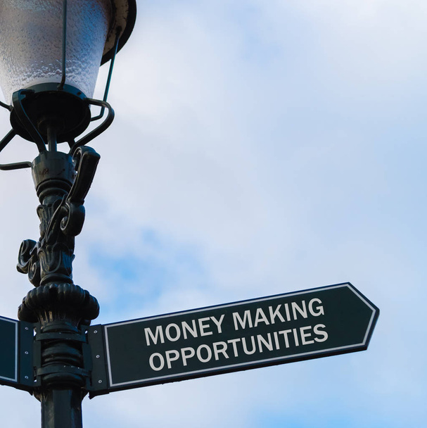 Χρήματα λήψης ευκαιρίες κατευθυντική πινακίδα σε guidepost - Φωτογραφία, εικόνα