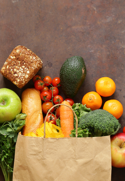 Lebensmitteleinkaufstasche - Gemüse, Obst, Brot und Nudeln - Foto, Bild