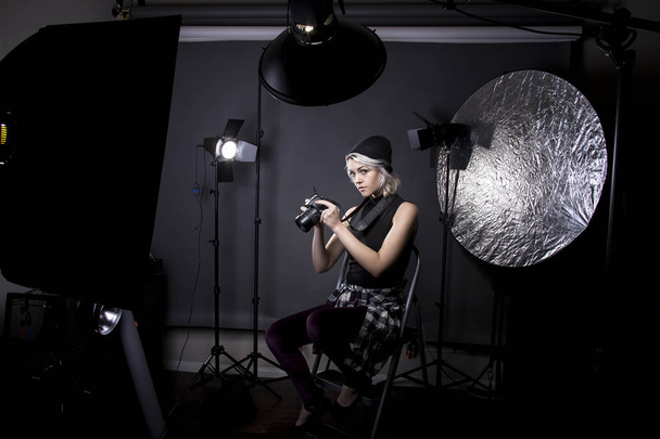 Vrouwelijke professionele fotograaf in een Studio - Foto, afbeelding