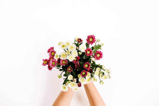 Kytice lučních květin v rukou dívčí - Fotografie, Obrázek