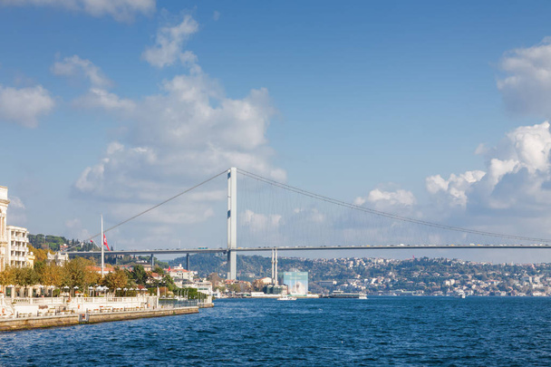 ヨーロッパとアジア、トルコのイスタンブールを結ぶボスポラス橋. - 写真・画像