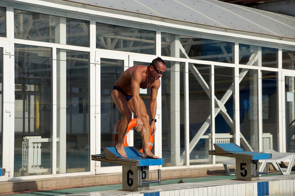 nadador en la piscina - Foto, Imagen