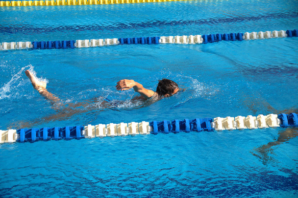 Warmte van kinderen in het zwembad - Foto, afbeelding