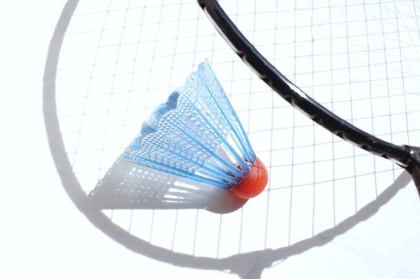 Lotki badminton rakiety i cień - Zdjęcie, obraz
