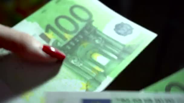 Επαγγελματίες κορίτσι με pack χρήματα στα χέρια - Πλάνα, βίντεο