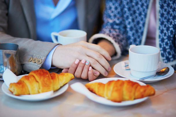 Romantic couple in Parisian cafe - Valokuva, kuva