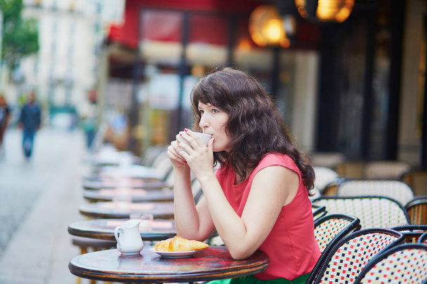 Woman drinking coffee in cafe - Fotoğraf, Görsel