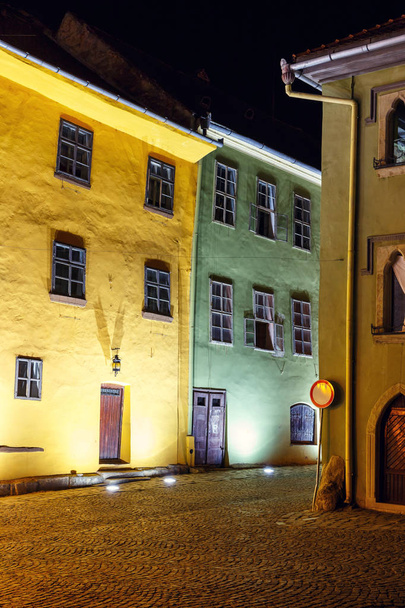Ночной вид на исторический город Сигишоара, Румыния. Город, в котором родился Влад Цепеш, Дракула
 - Фото, изображение