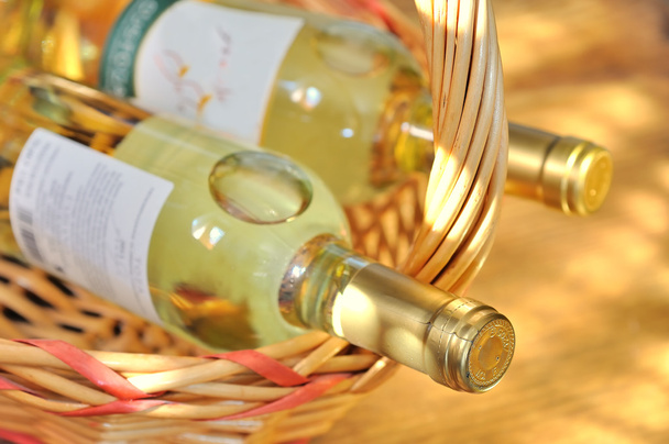 Garrafas de vinho branco italiano fino
 - Foto, Imagem
