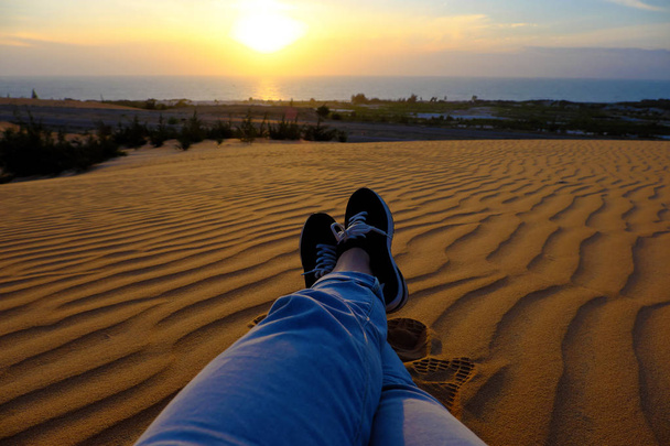 夏が来て、砂の丘の上の女性の足 - 写真・画像