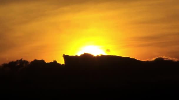 Vörös naplemente a város felett - Felvétel, videó