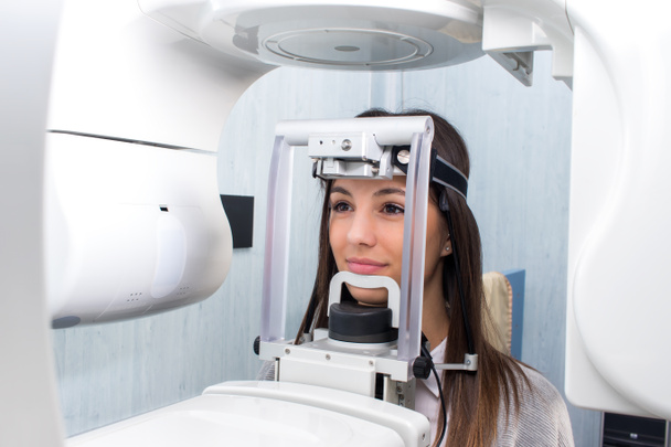 Femme ayant une radiographie panoramique numérique
 - Photo, image