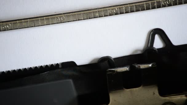 Pisania OK z stara maszyna do pisania ręcznego - Materiał filmowy, wideo