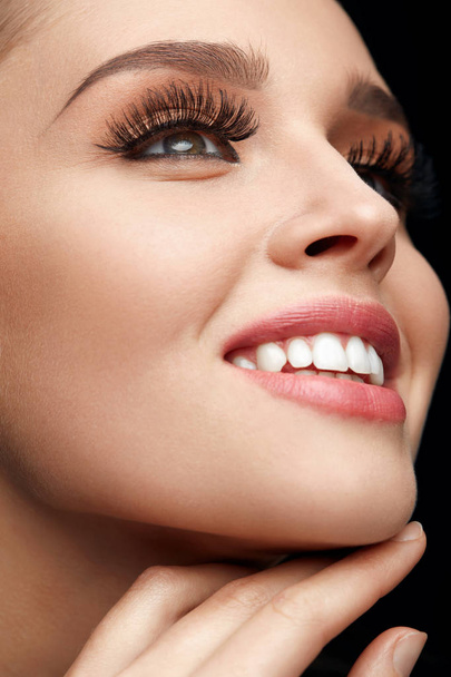 Closeup Of Beautiful Smiling Female Face With Perfect Makeup - Foto, afbeelding