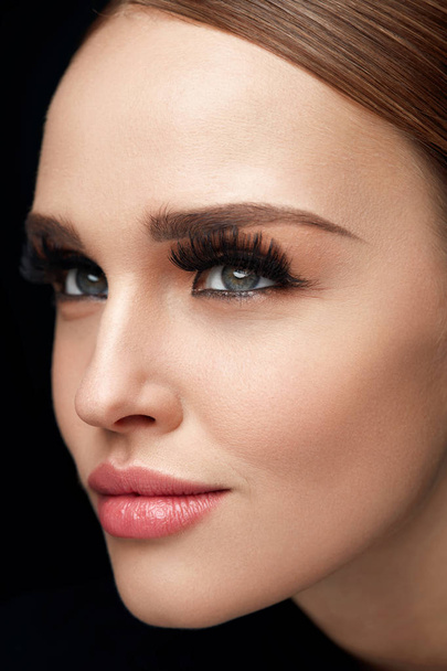 Fake Eyelashes. Beautiful Woman With Makeup And Beauty Face - Foto, afbeelding
