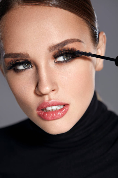 Beauty. Beautiful Woman Applying Black Mascara On Eyelashes - Фото, зображення