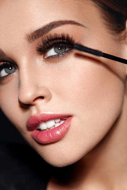 Cosmetics. Beautiful Woman With Perfect Makeup Applying Mascara - Foto, Imagem