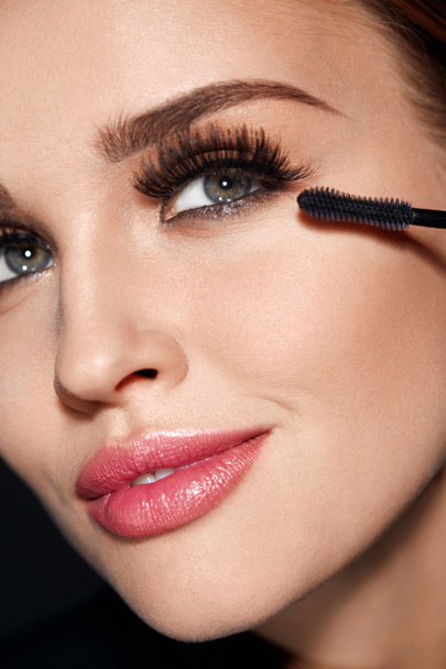 Woman With Makeup, Long Eyelashes Applying Mascara. Doing Makeup - Zdjęcie, obraz