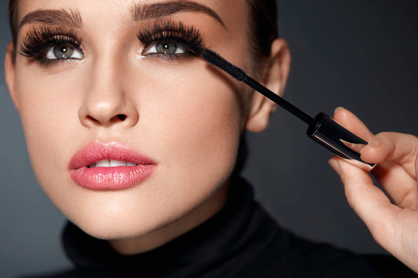 Beauty. Beautiful Woman Applying Black Mascara On Eyelashes - Foto, immagini