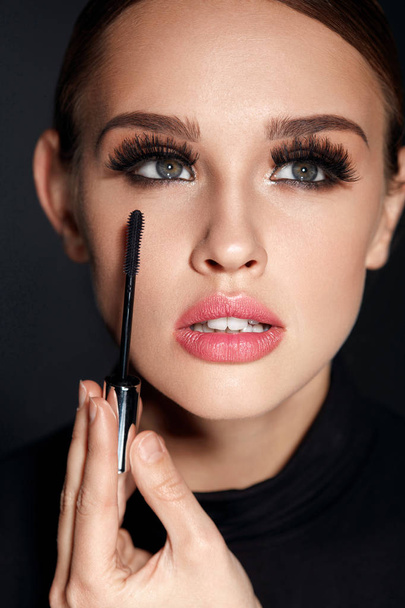 Cosmetics. Girl With Perfect Makeup, Long Eyelashes And Mascara - Foto, afbeelding