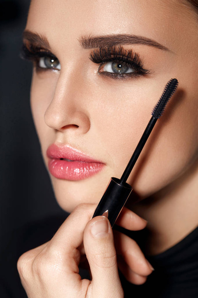 Cosmetics. Girl With Perfect Makeup, Long Eyelashes And Mascara - Foto, afbeelding