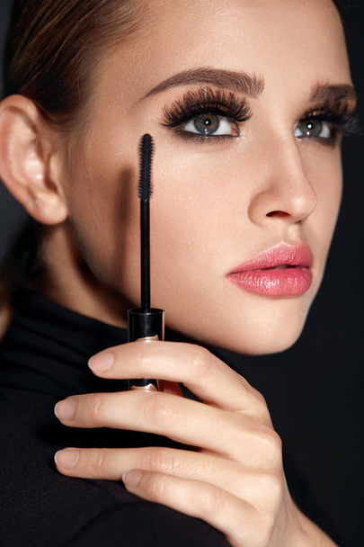Cosmetics. Girl With Perfect Makeup, Long Eyelashes And Mascara - Фото, изображение