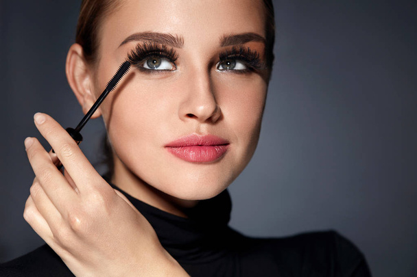 Woman With Beauty Makeup, Long Black Eyelashes Applying Mascara - Φωτογραφία, εικόνα