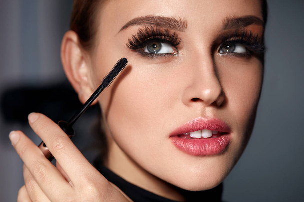 Woman With Beauty Makeup, Long Black Eyelashes Applying Mascara - Foto, imagen