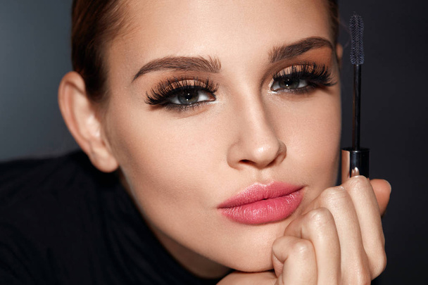 Beauty. Woman With Beautiful Face And Mascara Brush In Hand - Foto, immagini