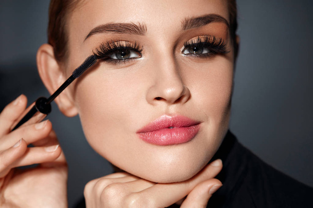 Woman With Beauty Makeup, Long Black Eyelashes Applying Mascara - Zdjęcie, obraz