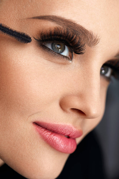 Woman With Makeup, Long Eyelashes Applying Mascara. Doing Makeup - Φωτογραφία, εικόνα