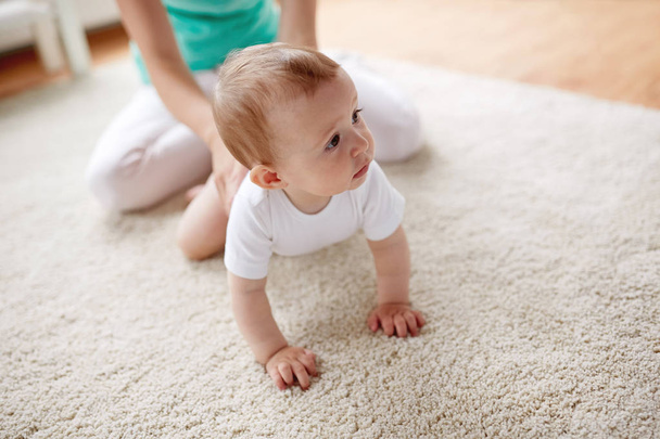 mother with baby on floor at home - Foto, Bild