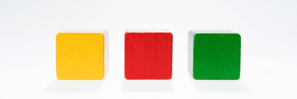 drei Spielzeugblöcke, mehrfarbige Bausteine - Foto, Bild