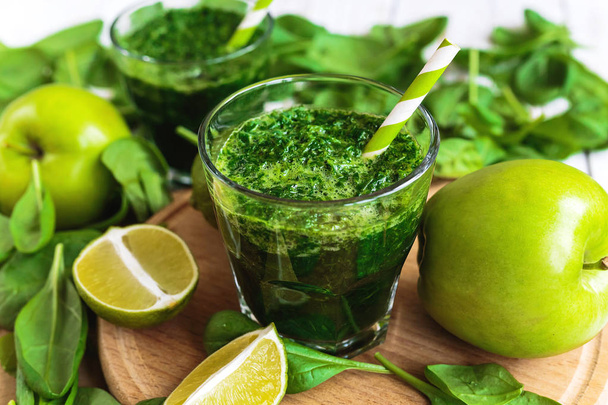 Healthy green smoothie with spinach, lime and apple - Photo, Image