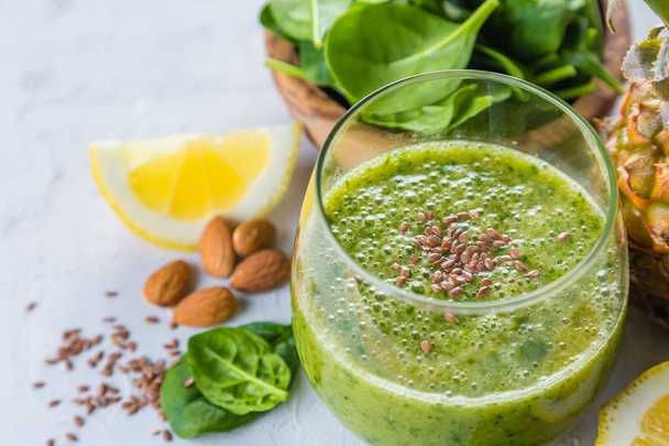Green smoothie and ingredients - 写真・画像
