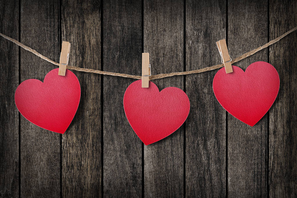 Αγάπη καρδιές κρέμεται σχοινί στο ξύλο προσκήνιο ημέρα του Αγίου Βαλεντίνου με  - Φωτογραφία, εικόνα