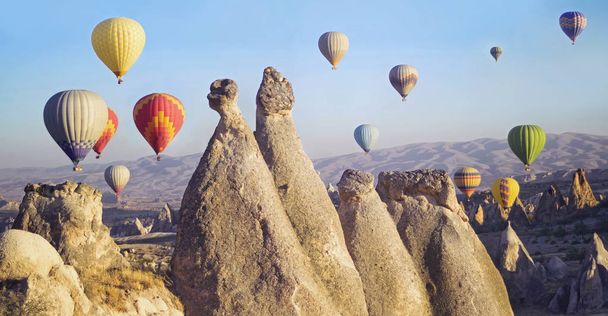 Kolorowe balony latające nad doliną w Cappadocia  - Zdjęcie, obraz