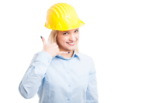 Arquiteta feminina usando capacete mostrando me chame de gesto
 - Foto, Imagem