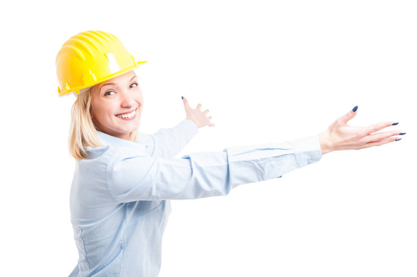 Lady ingenieur dragen helm poseren met de armen open - Foto, afbeelding