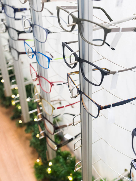 Fila di occhiali in un negozio di ottica
 - Foto, immagini