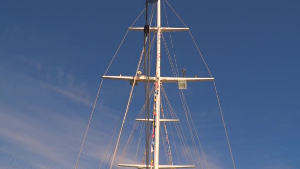 Stožár plachetnice jachta na pozadí oblohy s mraky - Záběry, video