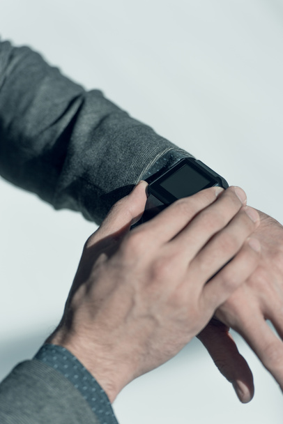 Επιχειρηματίας χρησιμοποιώντας smartwatch - Φωτογραφία, εικόνα