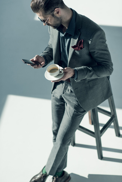 businessman using smartphone - Fotoğraf, Görsel
