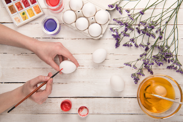 mani che colorano l'uovo
 - Foto, immagini