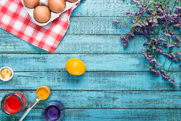 αυγά χρωματισμός και πινέλο - Φωτογραφία, εικόνα