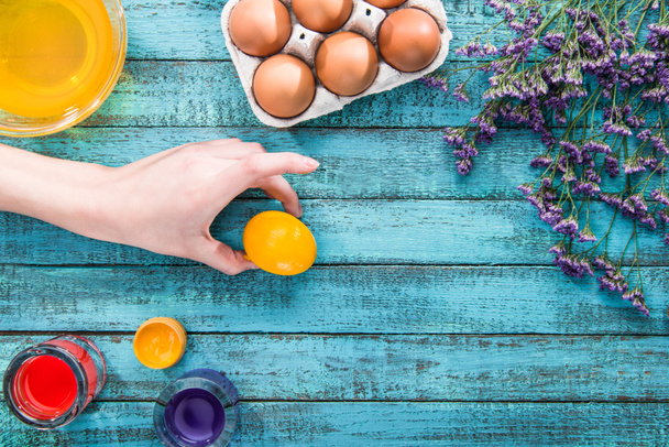 renkli yumurta tutan el - Fotoğraf, Görsel